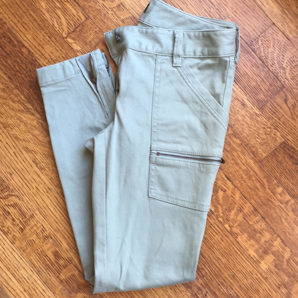 Modern skinny LOFT pants with zipper detail